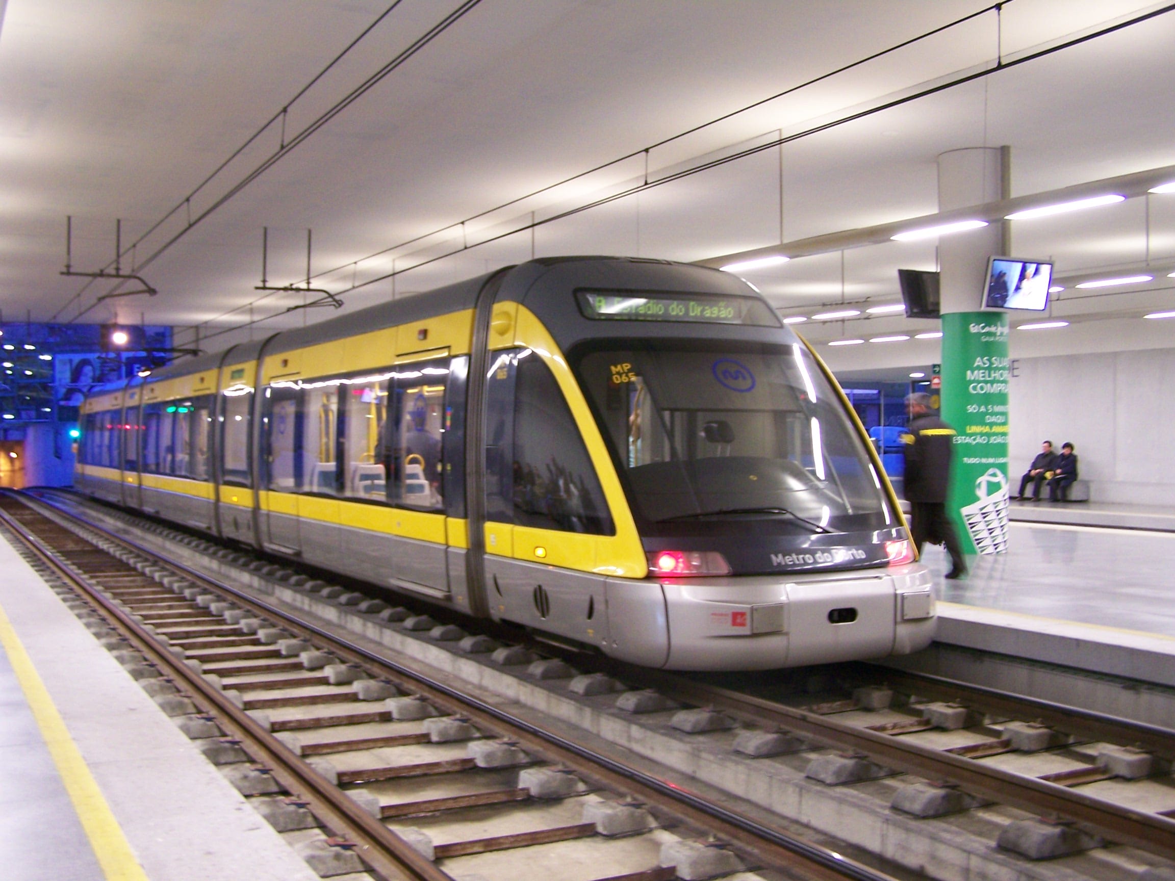 Porto metro train at a station, used with the Andante card