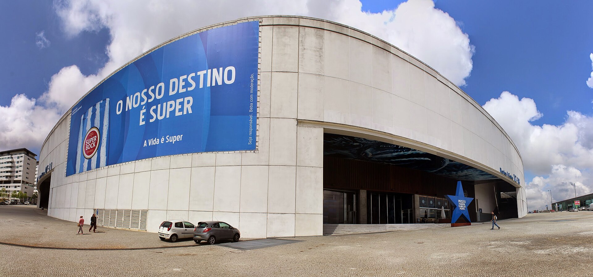 The curved outer wall and entrance plaza at Est&aacute;dio do Drag&atilde;o